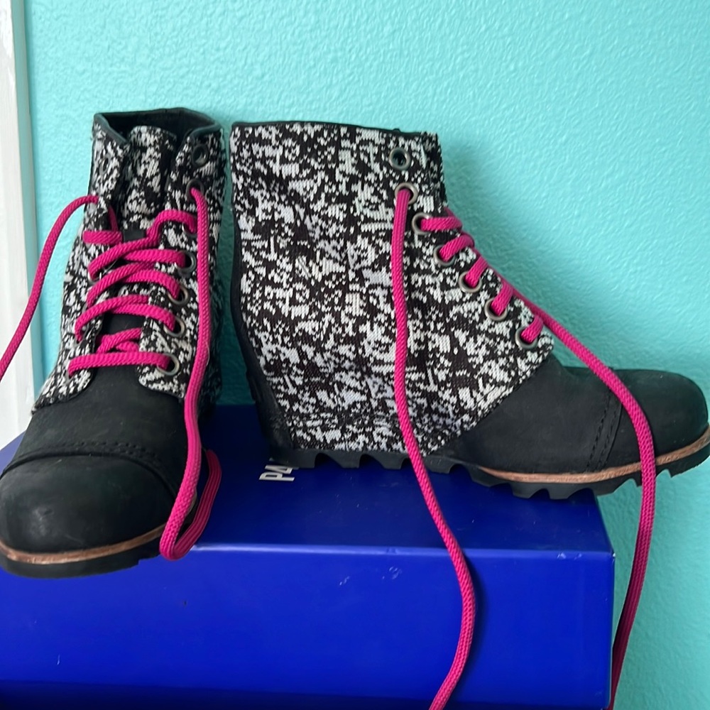 Sorel pdx wedge with hot pink laces size 8